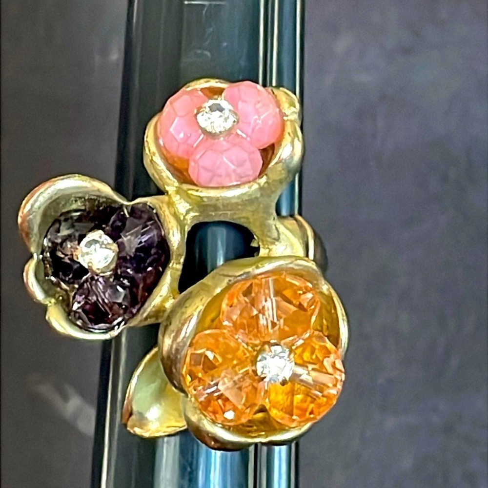 Vintage multi flower bead and rhinestone goldtone stretch ring